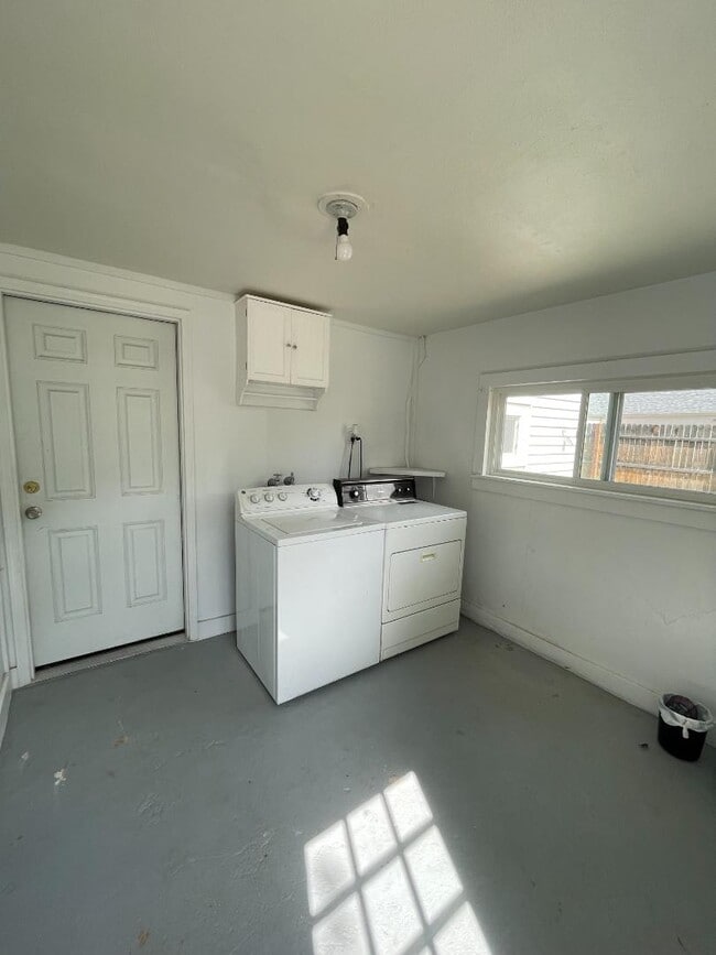 Building Photo - 211 W Elm Ave