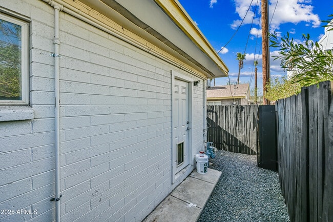 Building Photo - 1241 E McKinley St
