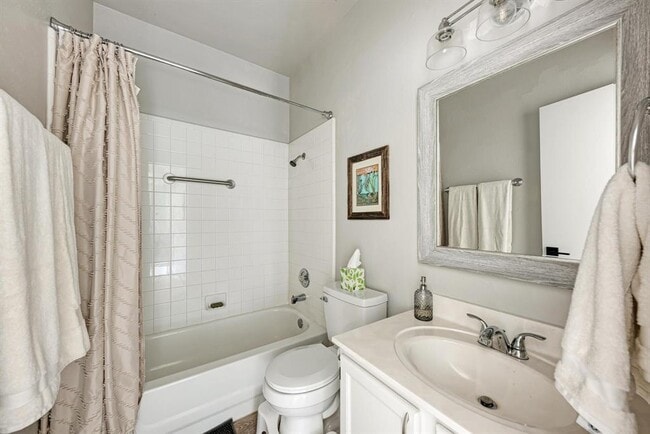 Building Photo - 922 Thackeray Ln
