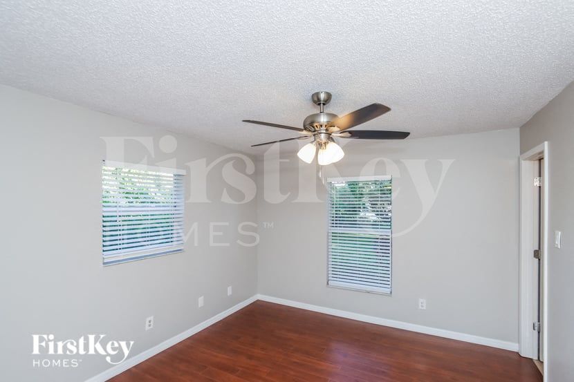 Building Photo - 738 Empress St SE