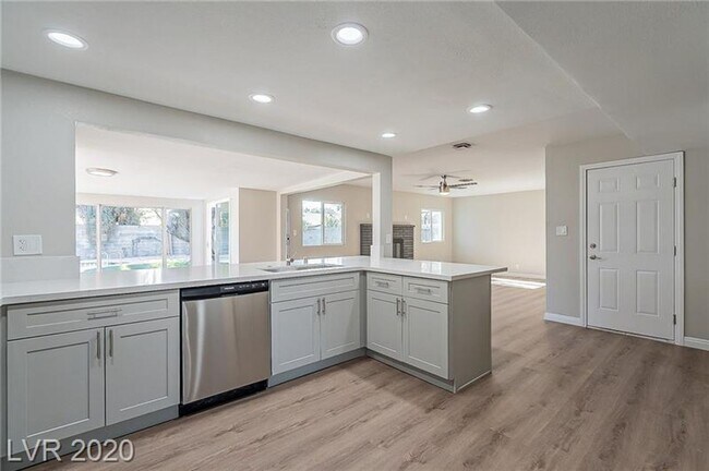 Building Photo - Amazing pool home is great location!!