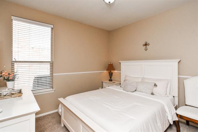 Building Photo - 1700 Bluebird Dr