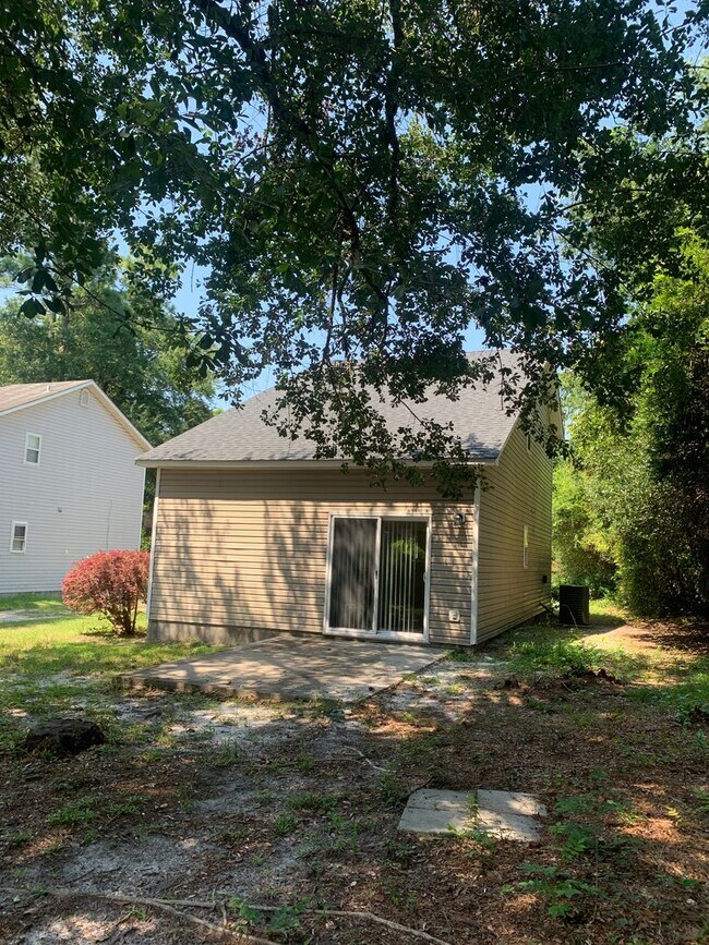 Building Photo - 3 Bedroom 2 Bath House Available Now on Nash