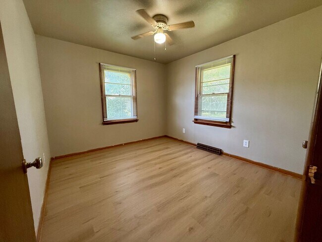 Building Photo - 208 S Oak St