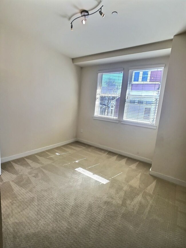 Building Photo - Ideally Located 3 Bedroom Townhouse with Cahill Park Views