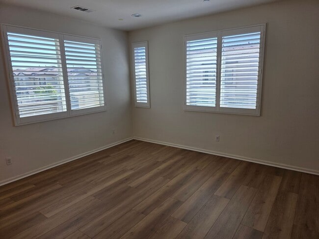 Building Photo - Gorgeous 3 Bedroom Townhome in Paseo del S...