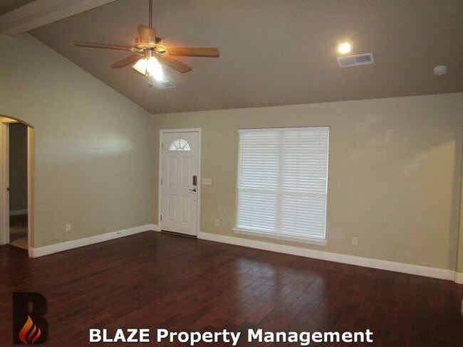 Building Photo - Charming Corner Lot Home in Desirable City...