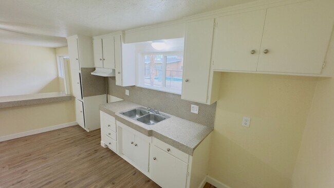 Building Photo - MOVE IN SPECIAL- Downstairs 2 bedroom +1 bath, patio. AVAILABLE NOW!!