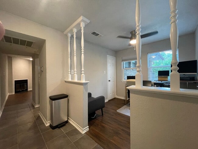 Building Photo - Two Story 1bd/1ba Condo Available Now in T...