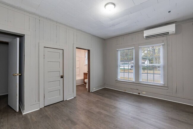 Building Photo - 1325 Clark St