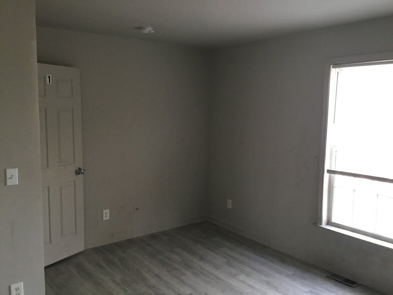 Building Photo - Room in Condo on Beck St