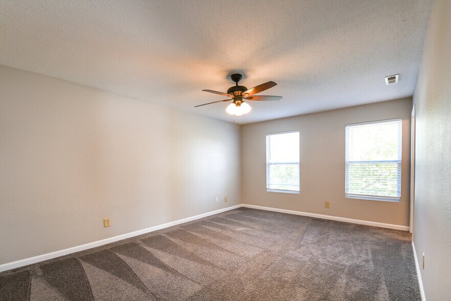 Building Photo - 958 Streamside Dr
