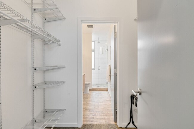 Building Photo - 913 10th Ave E