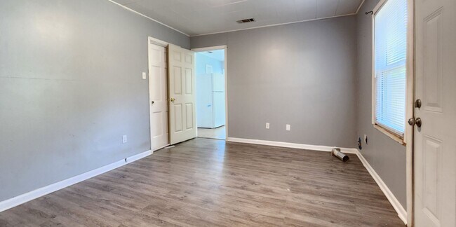 Building Photo - 3/1.5/2 DETACHED GARAGE - GREAT HOME IN TECH TERRACE