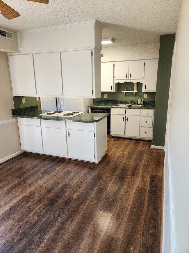 Building Photo - 105 Sandlewood Dr