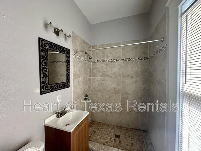 Building Photo - 609 Herring Ave