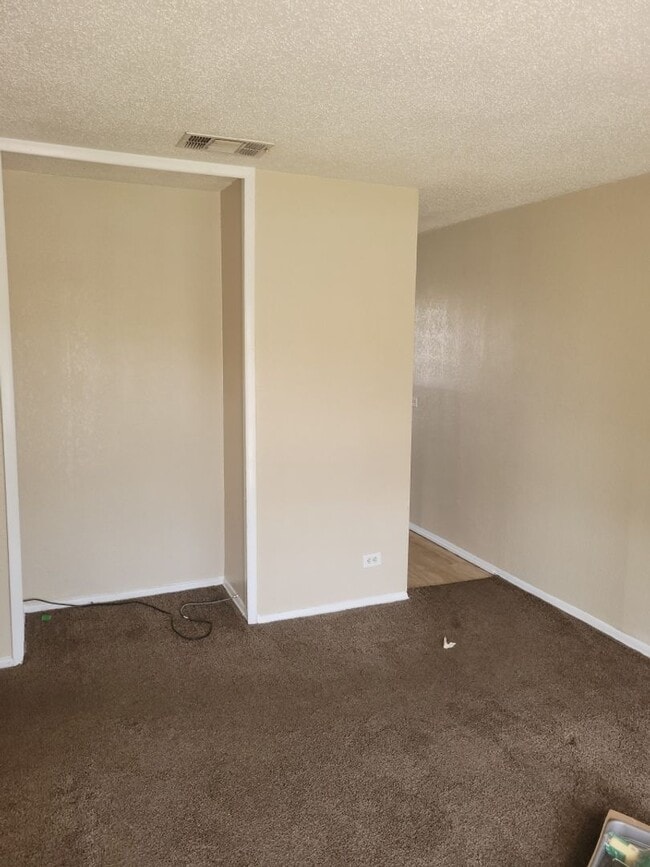 Building Photo - 2 bed 1 bath   Nice apartment. Washer dryer included !