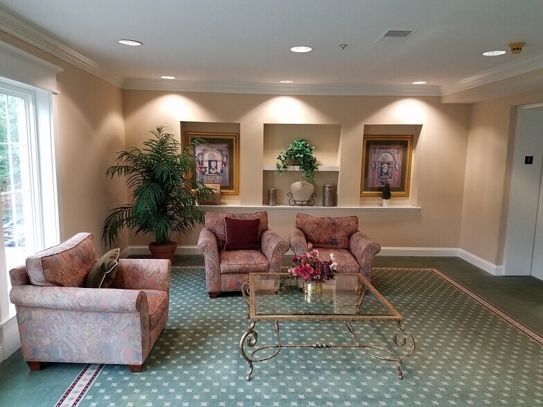 Lobby 2 - 7011 Falls Reach Dr