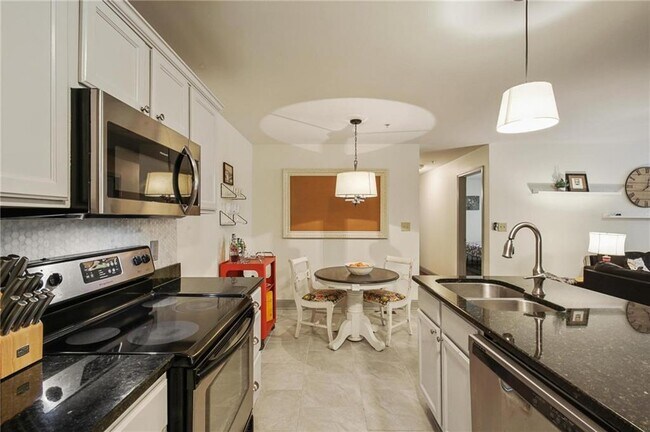 Building Photo - 1002 Madison Ln S E