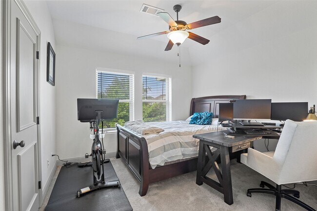 Building Photo - Stunning Townhome in Coves at Columbian Club