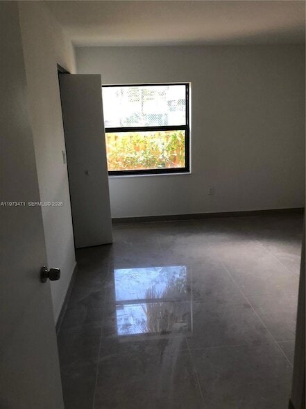 Building Photo - 8883 Fontainebleau Blvd