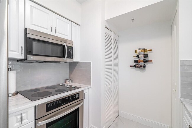 Building Photo - 347 N New River Dr E