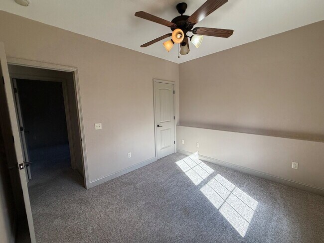 Building Photo - Fresh New Look - 4BR 21/2 Bath