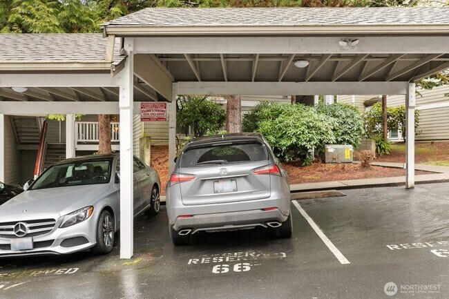 Building Photo - Beautiful 3 Bedroom 2 Bath Condo Newport Way Issaquah