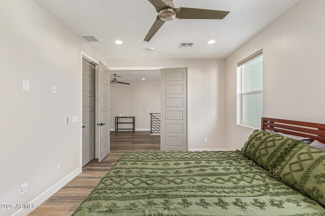 Building Photo - 2315 E Pinchot Ave