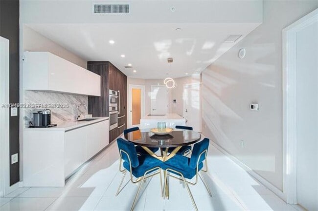 Building Photo - 851 NE 1st Ave