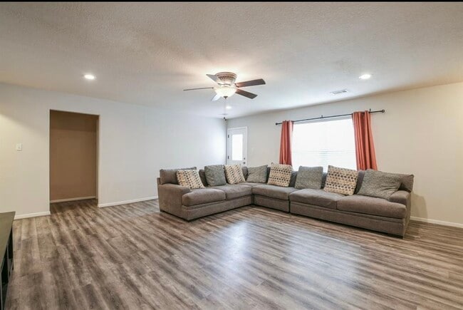 Building Photo - 4854 Fair Oak Dale Ln