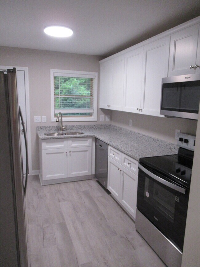 Building Photo - Newly Renovated Brick Duplexes in Lincolnt...