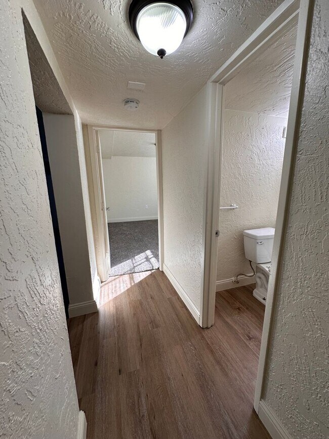 Building Photo - LARGE DOWNSTAIRS CORNER UNIT 2 BED 1 BATH ...