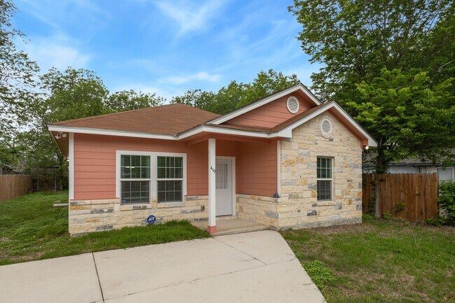 Building Photo - Charming 3/2/2 single story home near Downtown SA & St. Mary's University!