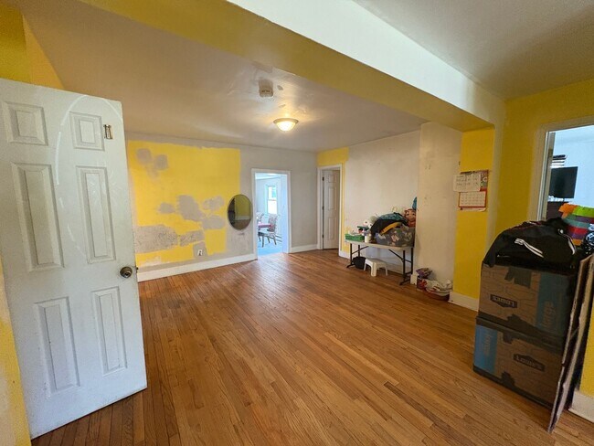 Building Photo - Large 5 Bedroom 2 Bathroom Single Family H...