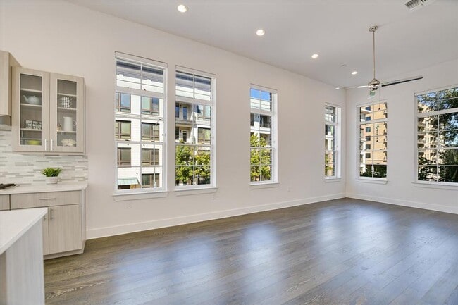 Building Photo - 1301 Town Creek Dr