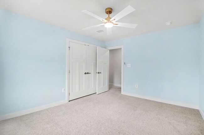 Building Photo - Stunning & Spacious 3-Level Single Family Home in Lees Parke – Move-In Ready!