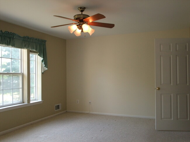 Building Photo - 12 Roxiticus Ct