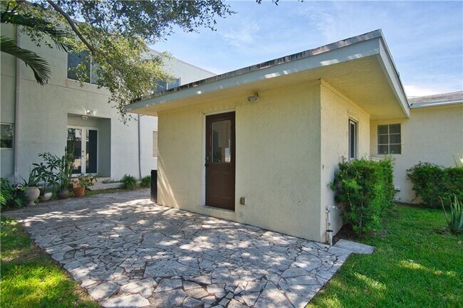 Building Photo - 412 SW 13th St