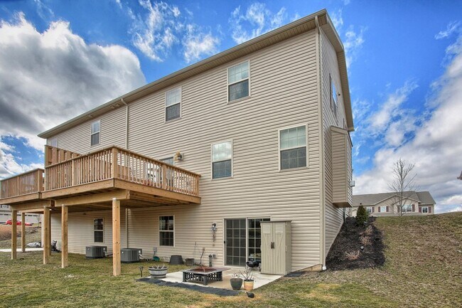 Building Photo - 3 bedroom townhome