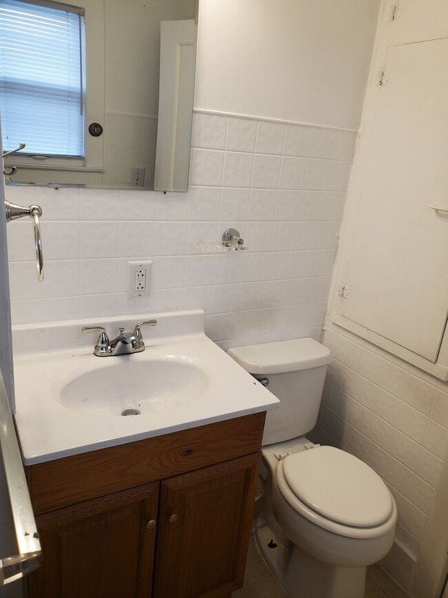 Building Photo - Very nice and recently remodeled 2BR rancher with 1 car garage