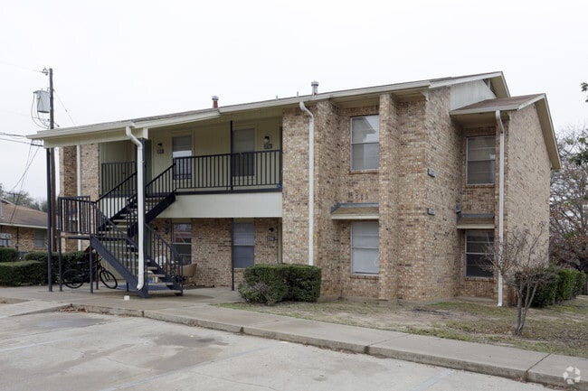 Building Photo - Oaks at Fairview