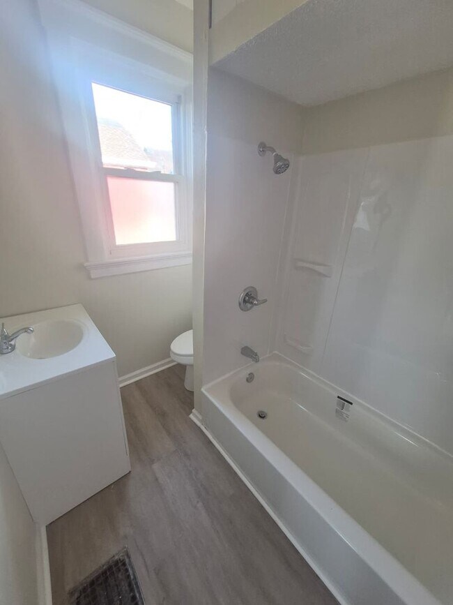 Building Photo - 2765 Alexandria Ave