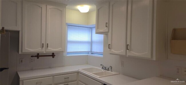 Building Photo - 11 Jasmine Ave W