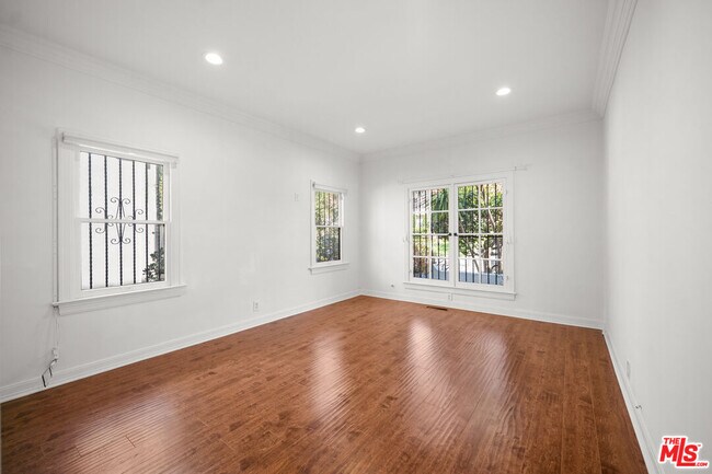 Building Photo - 125 S Orange Dr