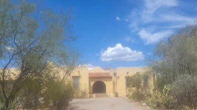 Building Photo - 3 Bed 2.5 Bath Spanish Style Home