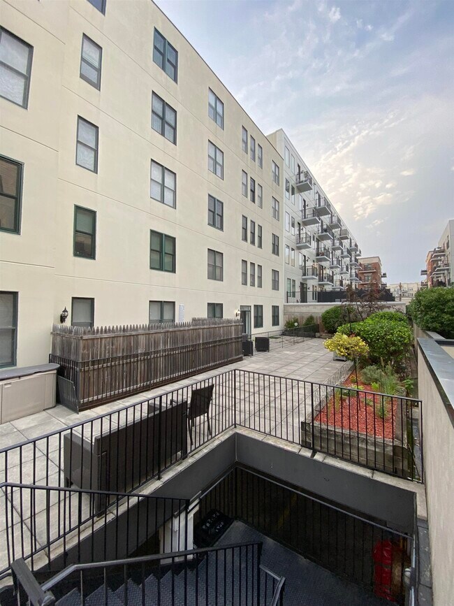Building Photo - 915 Madison St