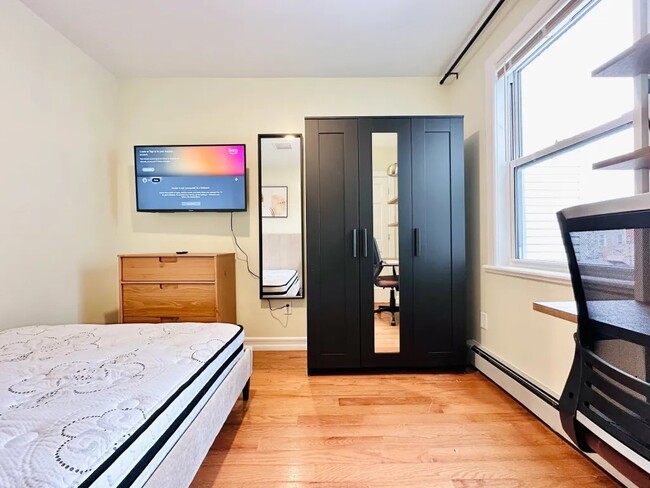 Building Photo - Furnished room/NOT APARTMENT
