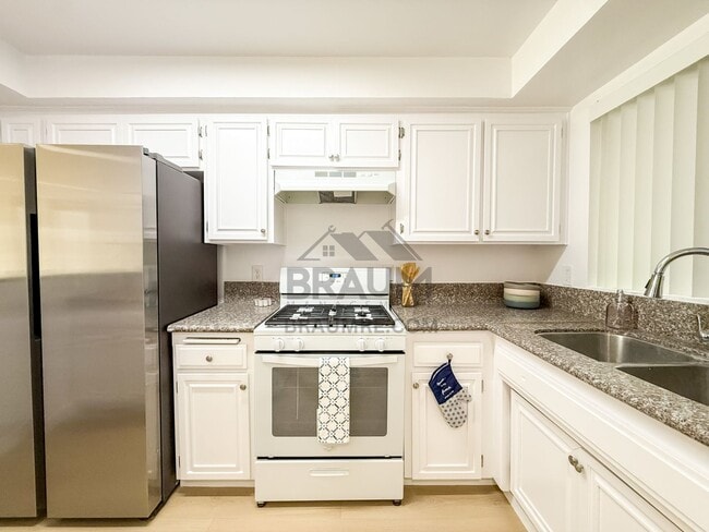 Building Photo - 11839 Burbank Blvd