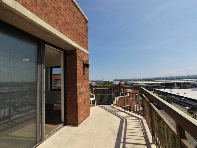 Building Photo - 1309 Harmon Cove Tower